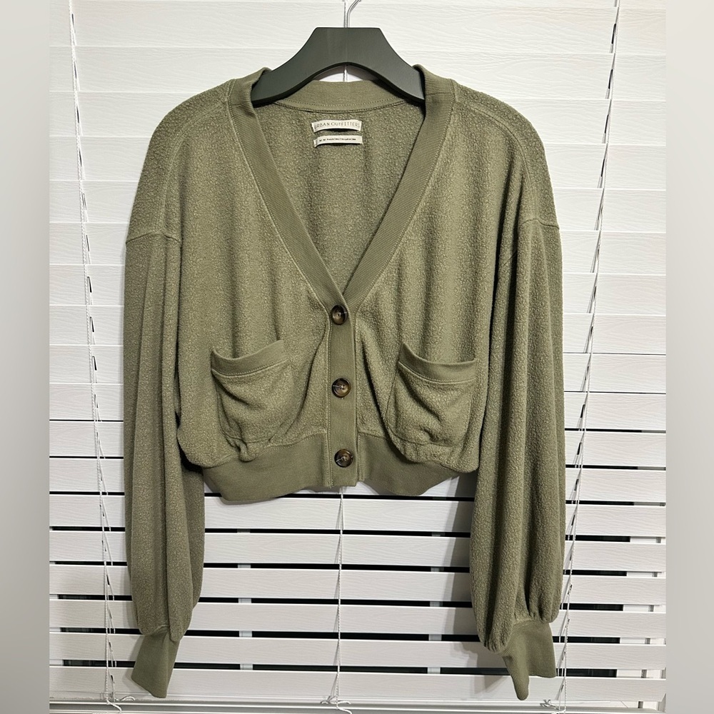 🛍️ very cute cropped balloon sleeve sweater. Great condition.